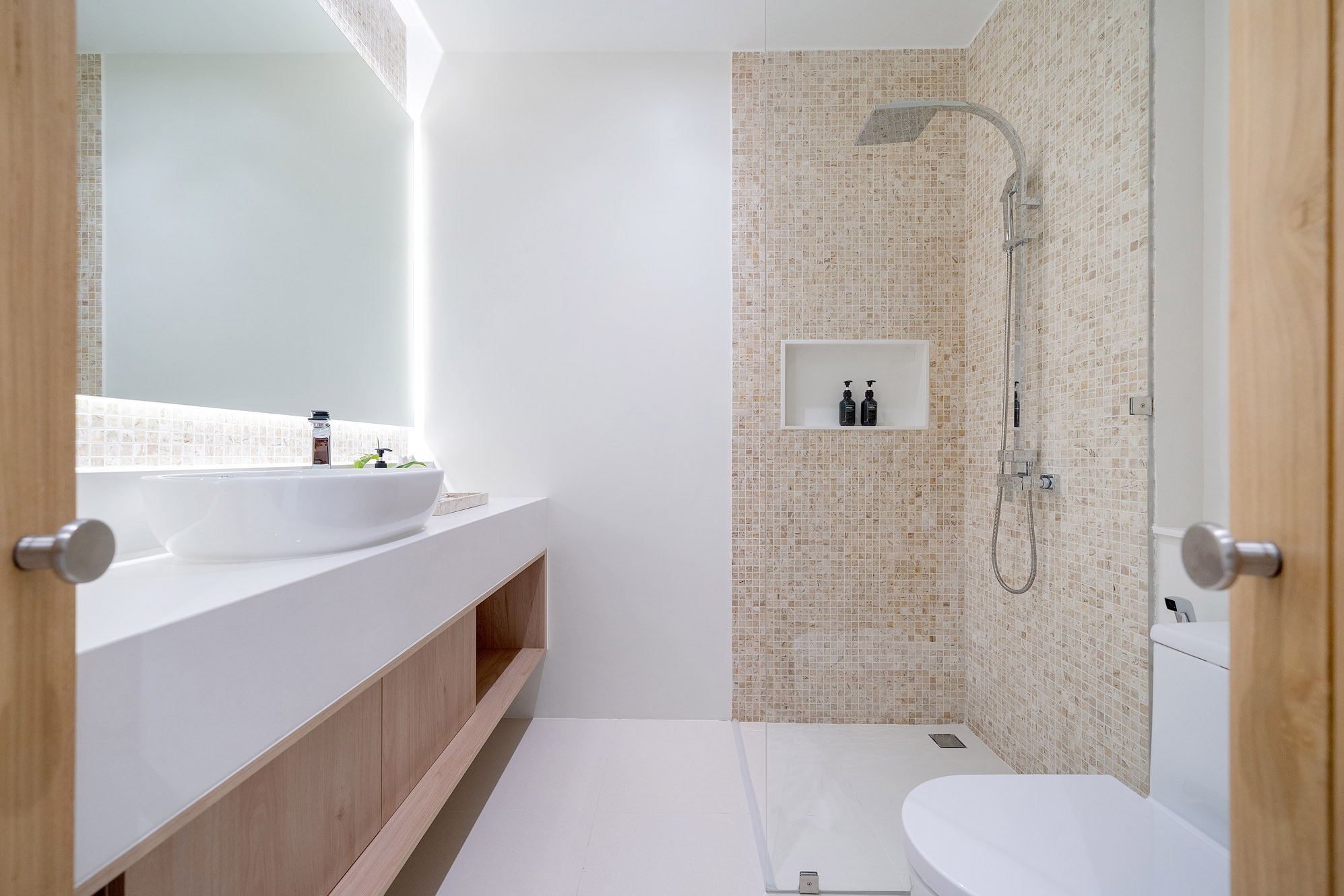 A (33) Brand New Ultra Clean & Modern 3 Bedroom Villa