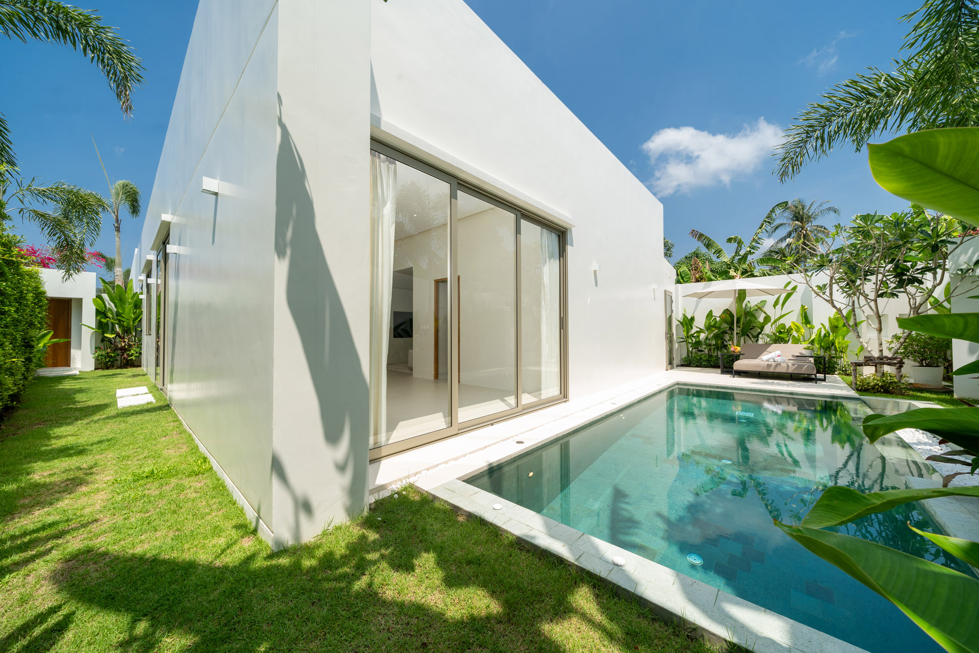 A (8) Brand New Ultra Clean & Modern 3 Bedroom Villa